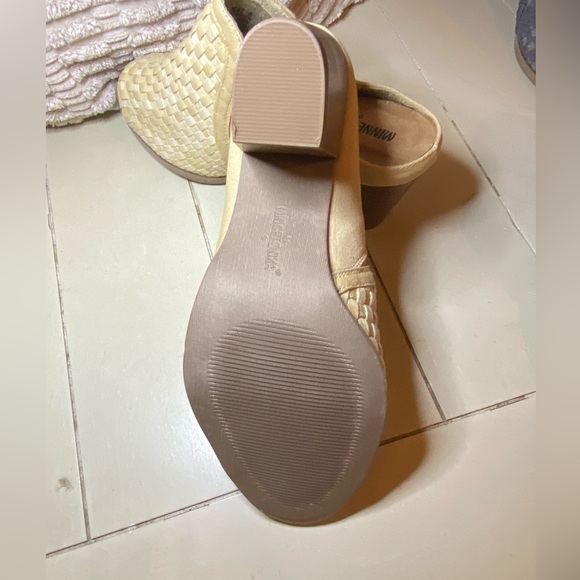 Minnetonka Mona Attached Chunky Heel Slide
Sandals. Natural. Size 8. Brand new - Picture 5 of 6